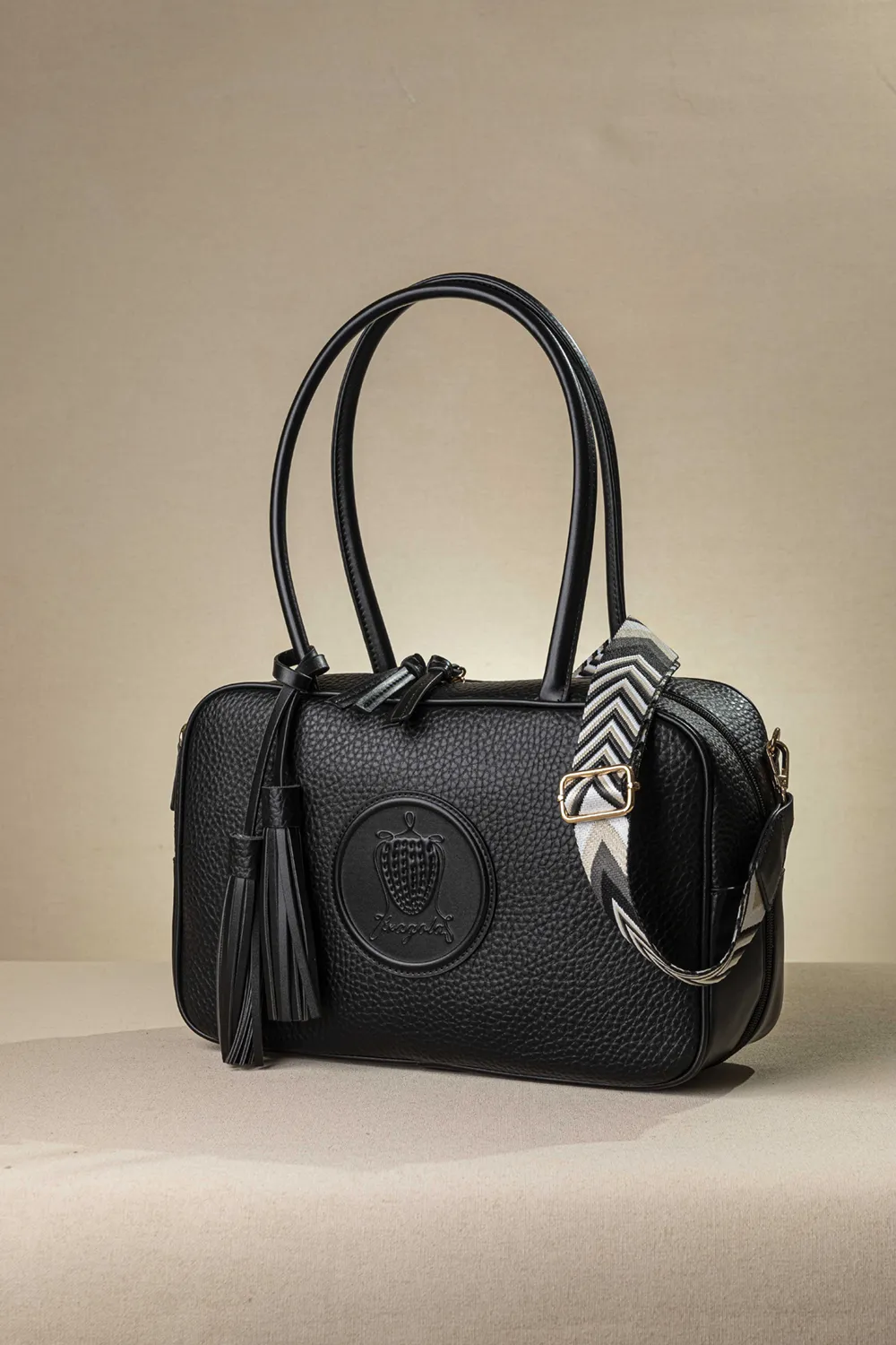 Μακρόστενη τσάντα ώμου και χιαστί με casual logo