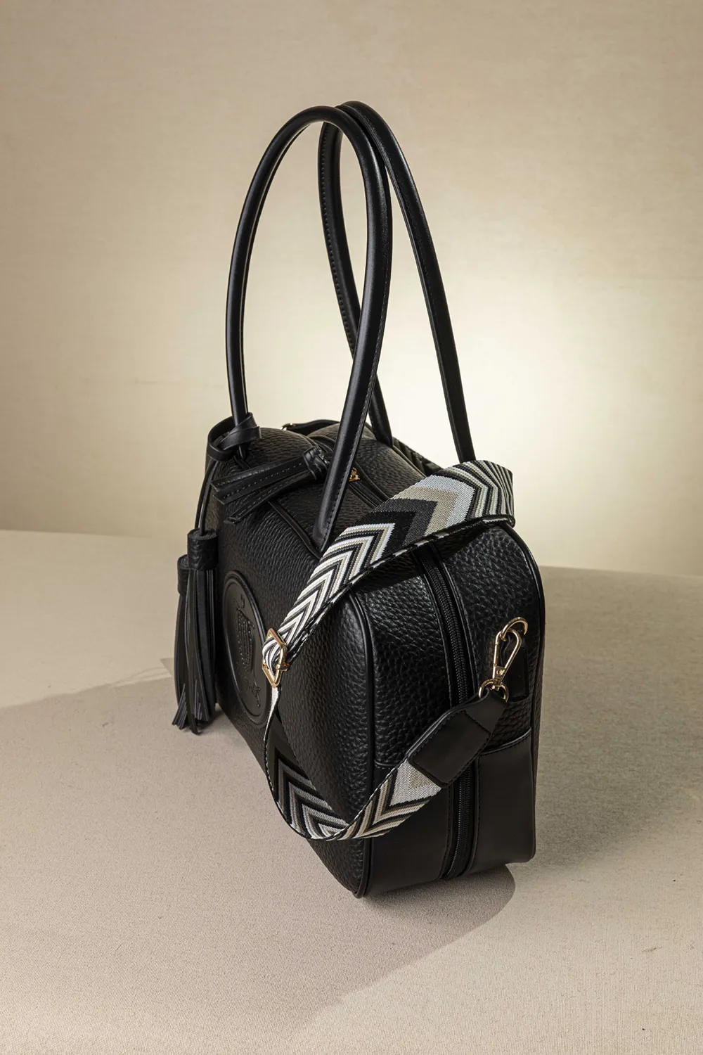 Μακρόστενη τσάντα ώμου και χιαστί με casual logo