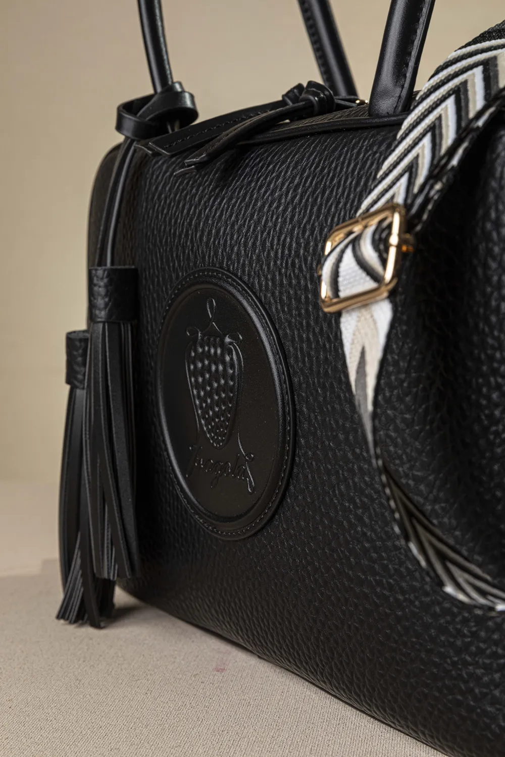 Μακρόστενη τσάντα ώμου και χιαστί με casual logo