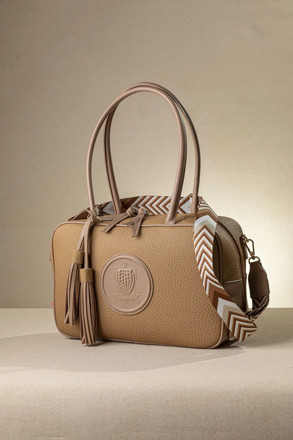 Μακρόστενη τσάντα ώμου και χιαστί με casual logo