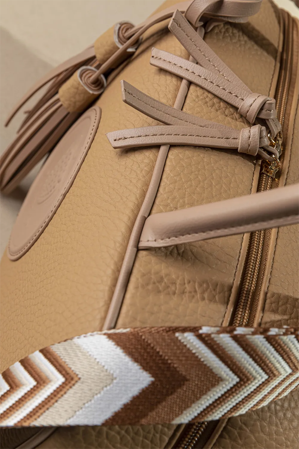 Μακρόστενη τσάντα ώμου και χιαστί με casual logo