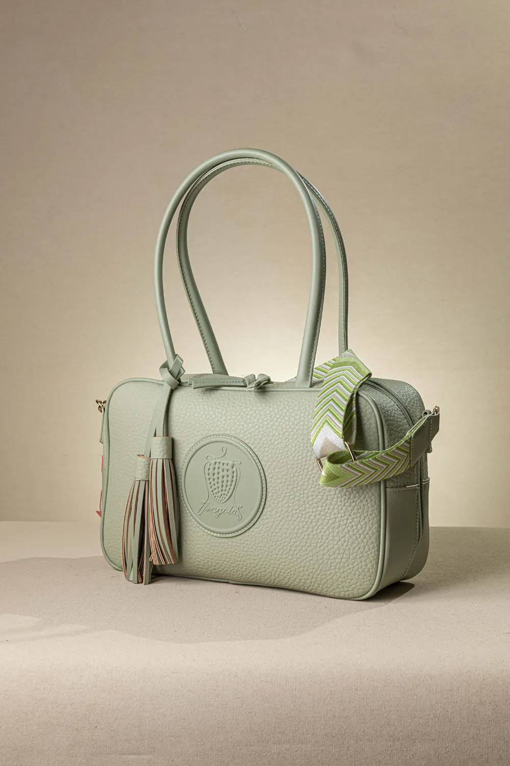 Μακρόστενη τσάντα ώμου και χιαστί με casual logo