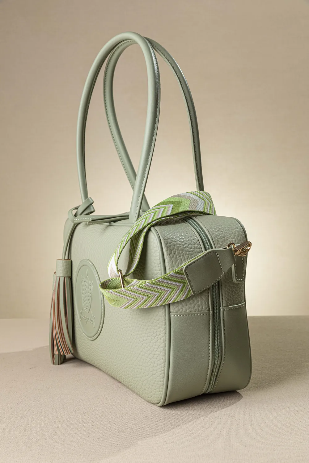 Μακρόστενη τσάντα ώμου και χιαστί με casual logo