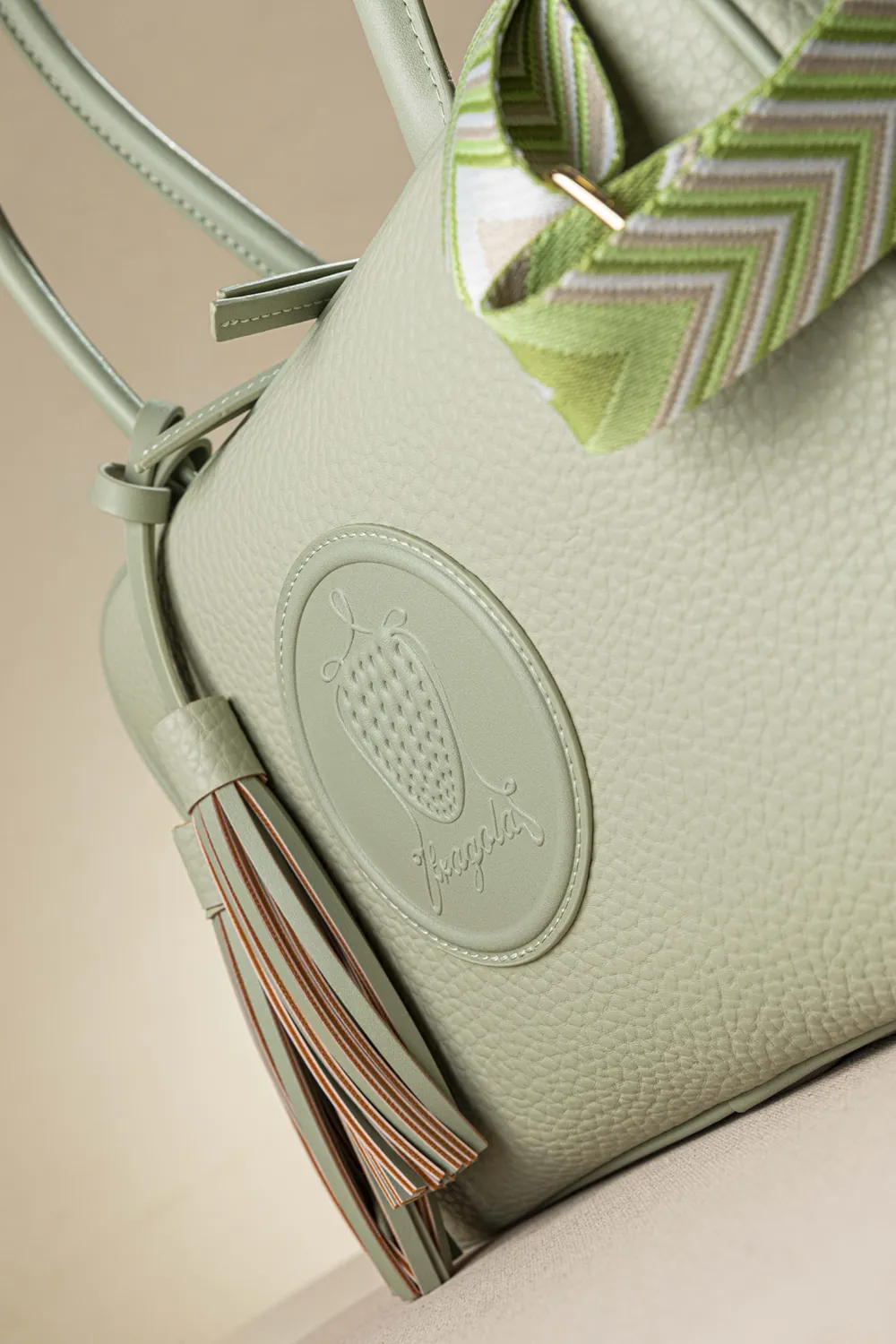 Μακρόστενη τσάντα ώμου και χιαστί με casual logo