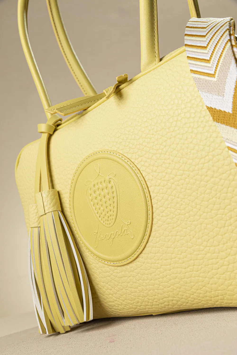 Μακρόστενη τσάντα ώμου και χιαστί με casual logo