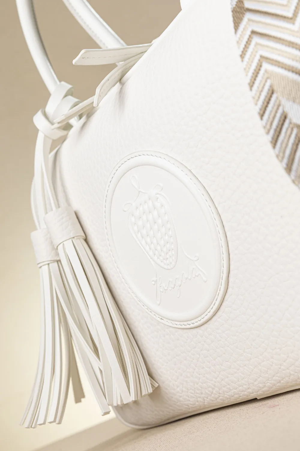 Μακρόστενη τσάντα ώμου και χιαστί με casual logo