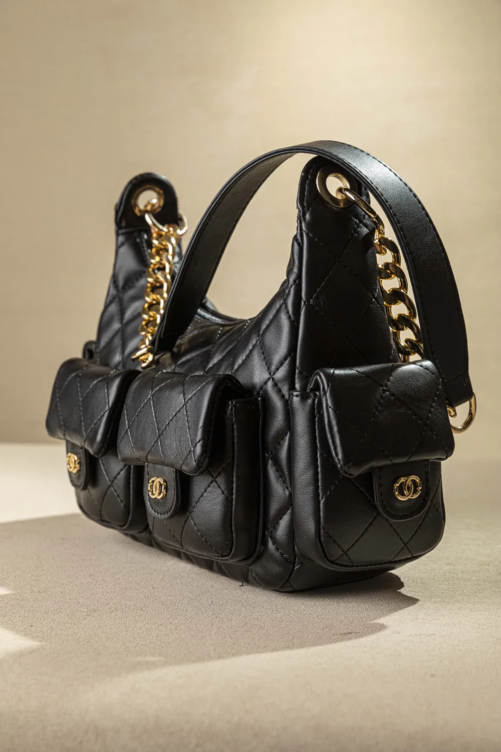 Τσαντάκι ώμου με εξωτερικά τσεπάκια