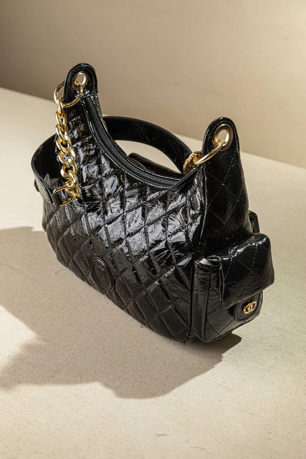 Τσαντάκι ώμου με εξωτερικά τσεπάκια