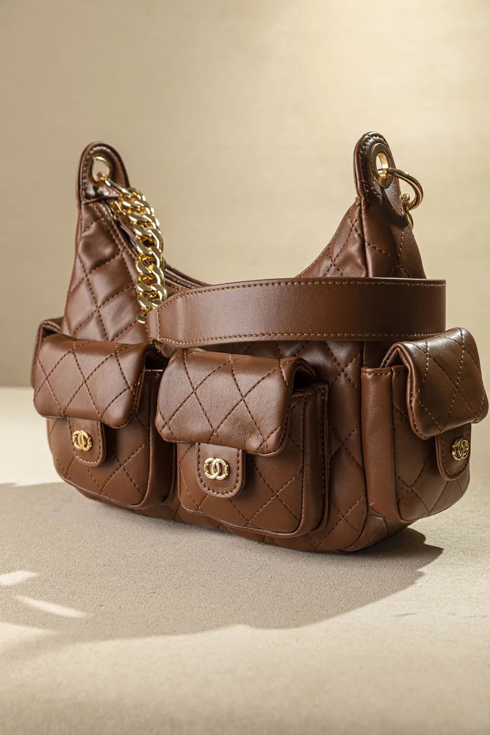 Τσαντάκι ώμου με εξωτερικά τσεπάκια