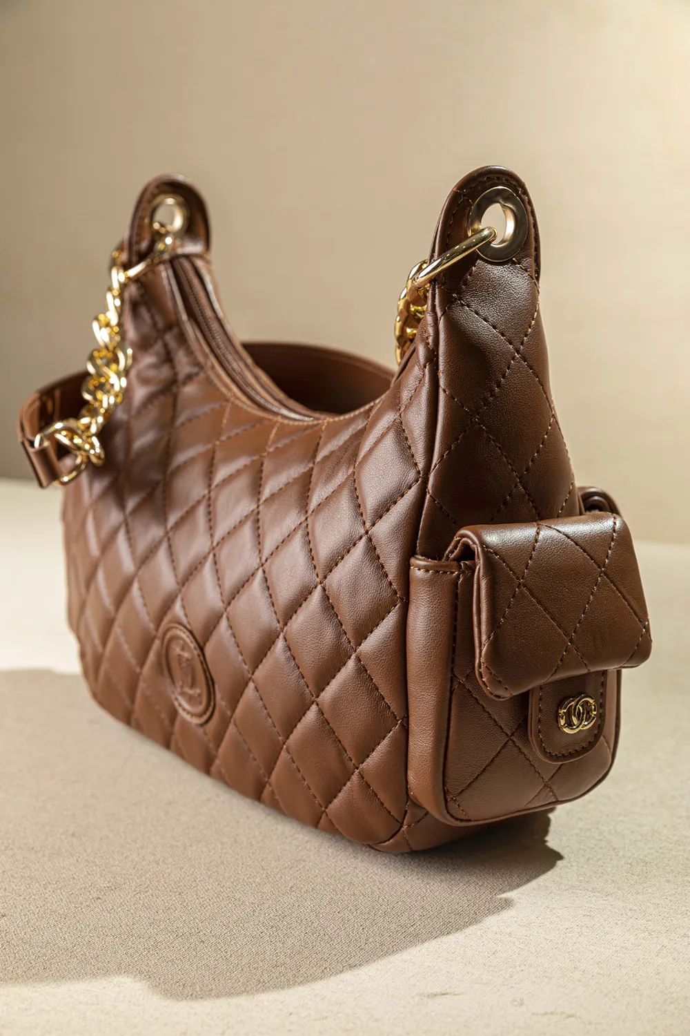 Τσαντάκι ώμου με εξωτερικά τσεπάκια