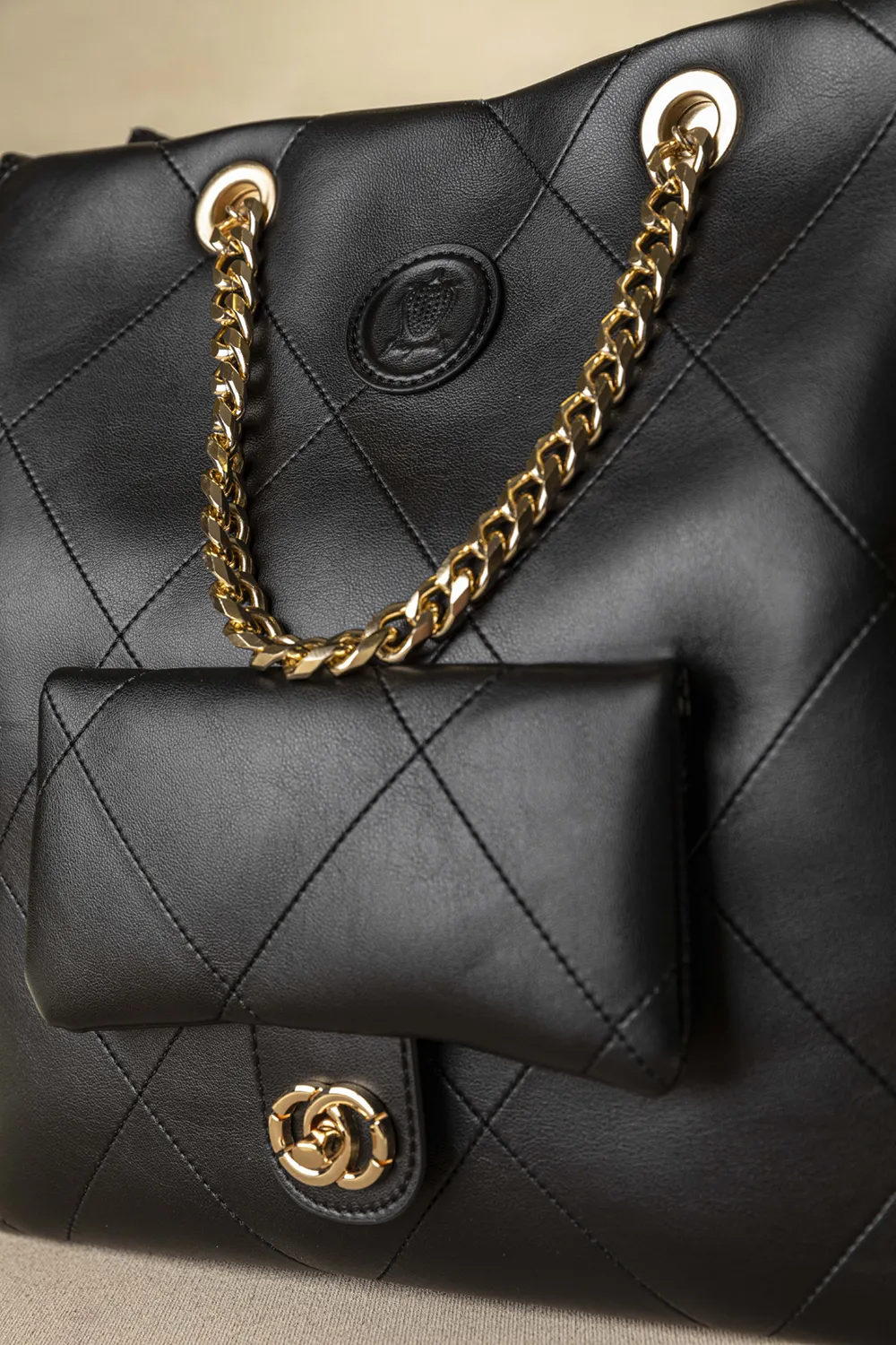 Ελαφριά τσάντα ώμου με διπλό κράτημα