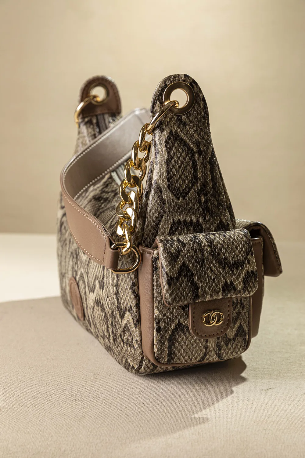 Τσαντάκι ώμου με εξωτερικά τσεπάκια