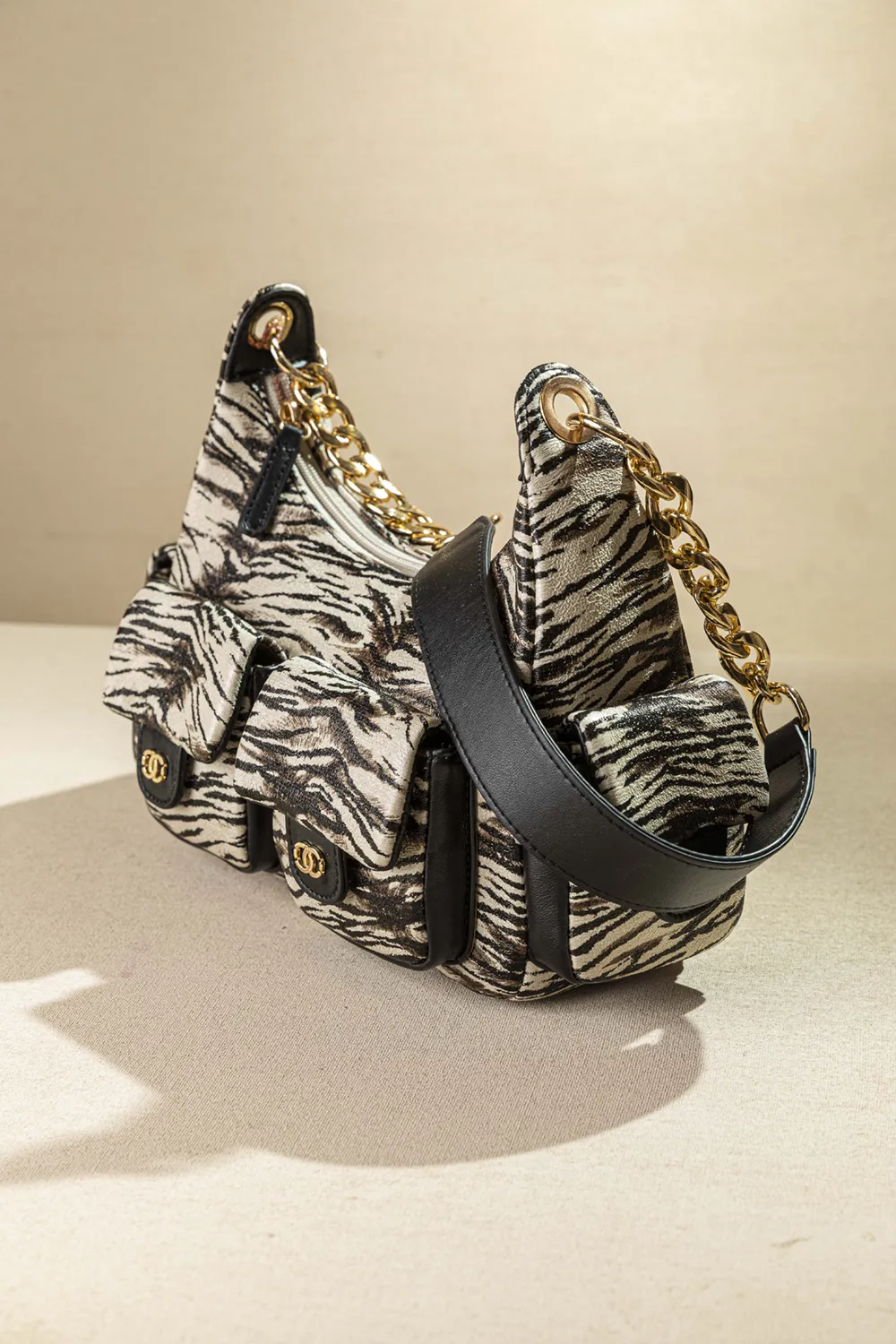 Τσαντάκι ώμου με εξωτερικά τσεπάκια