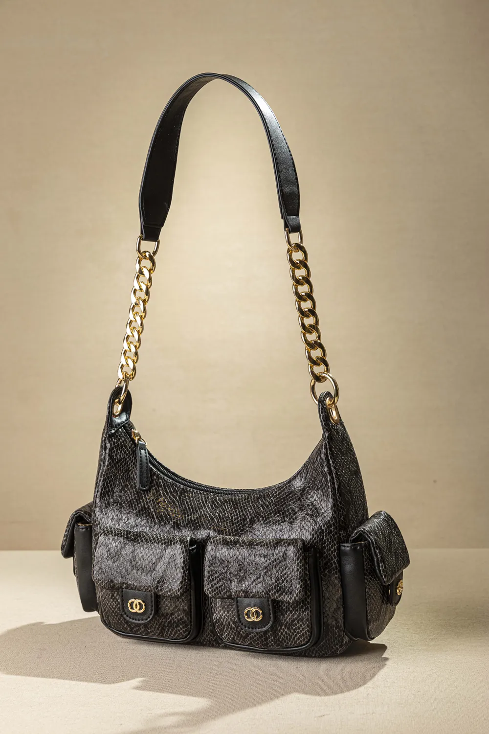 Τσαντάκι ώμου με εξωτερικά τσεπάκια