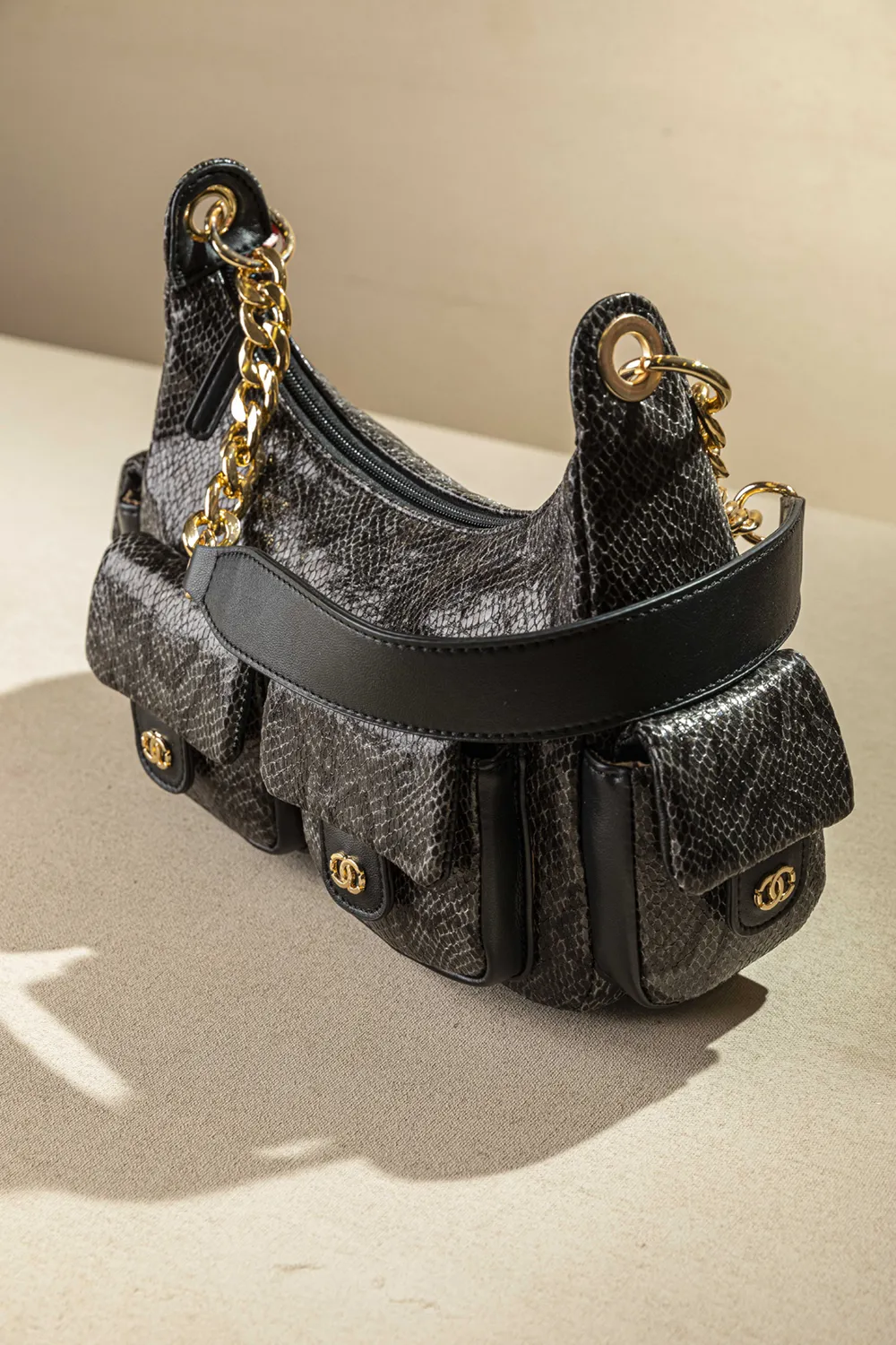 Τσαντάκι ώμου με εξωτερικά τσεπάκια