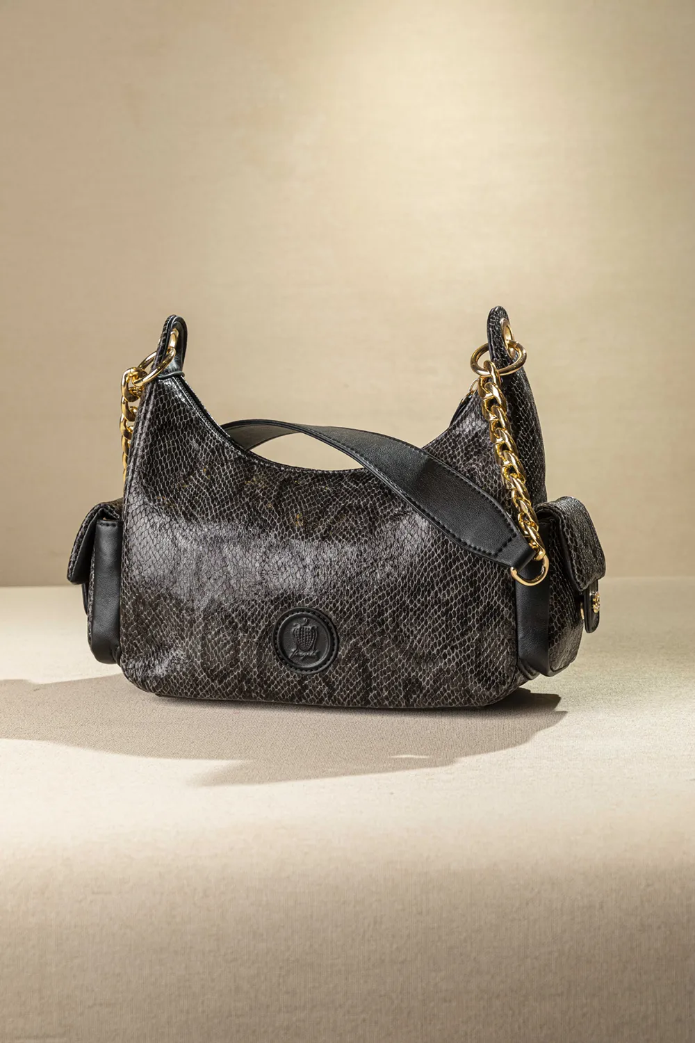 Τσαντάκι ώμου με εξωτερικά τσεπάκια