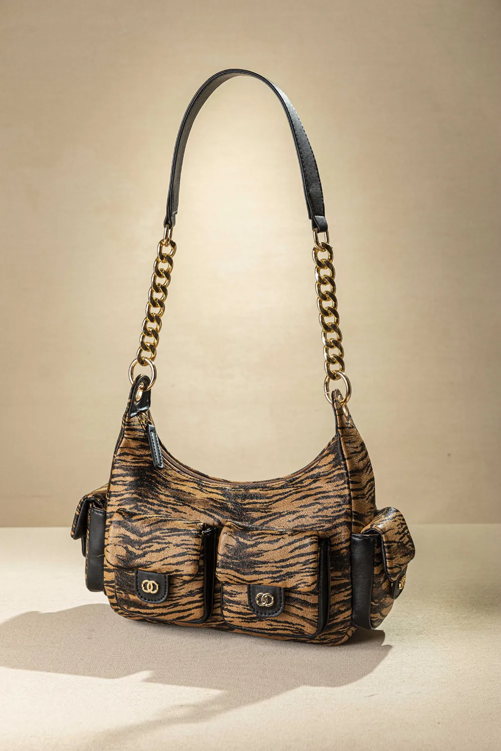 Τσαντάκι ώμου με εξωτερικά τσεπάκια