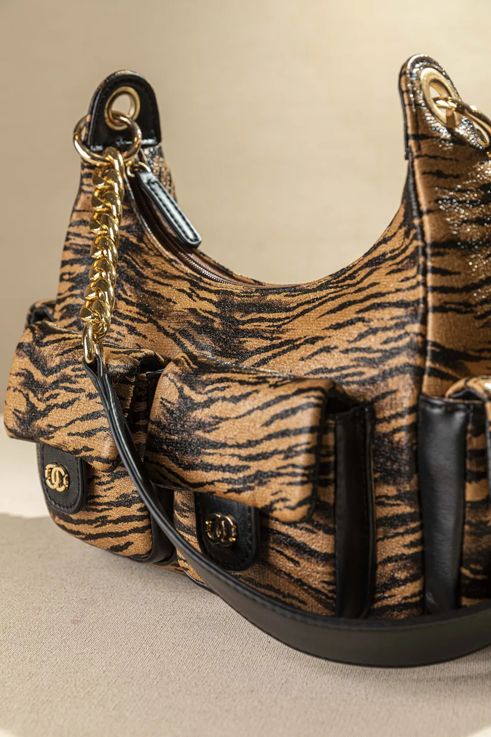 Τσαντάκι ώμου με εξωτερικά τσεπάκια