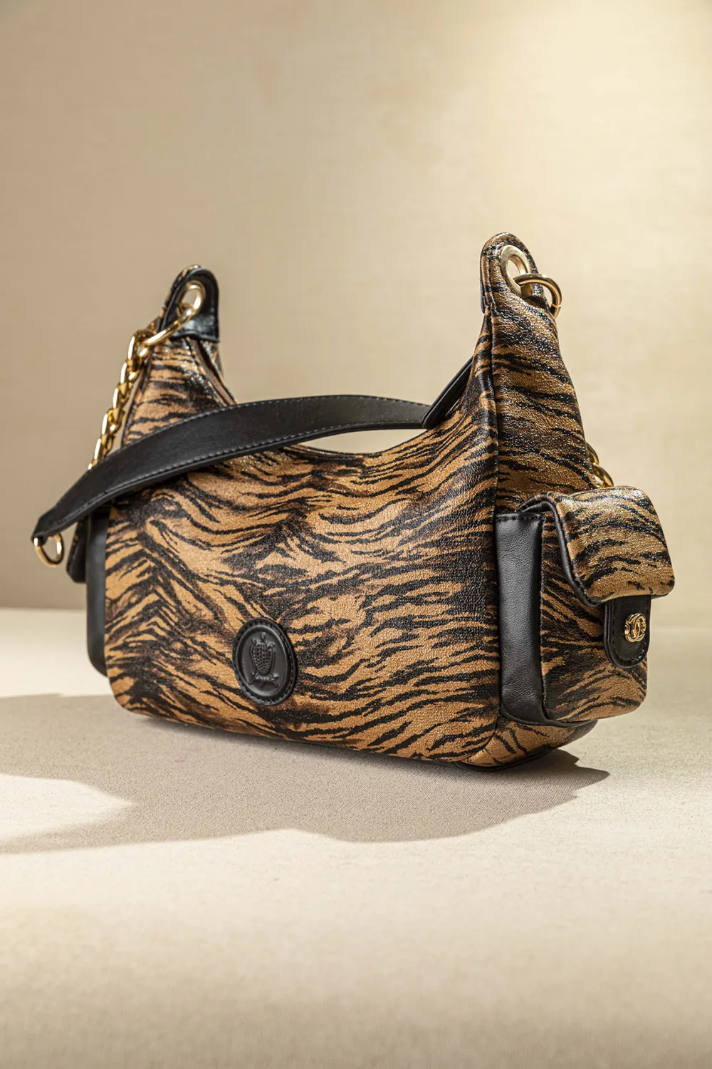 Τσαντάκι ώμου με εξωτερικά τσεπάκια