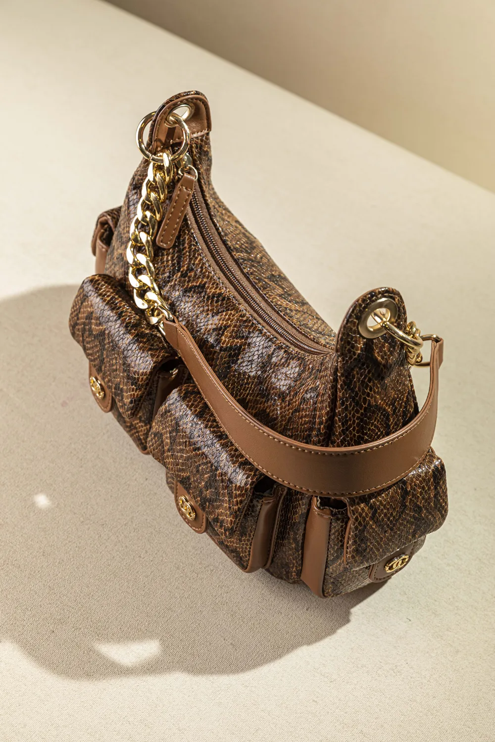 Τσαντάκι ώμου με εξωτερικά τσεπάκια