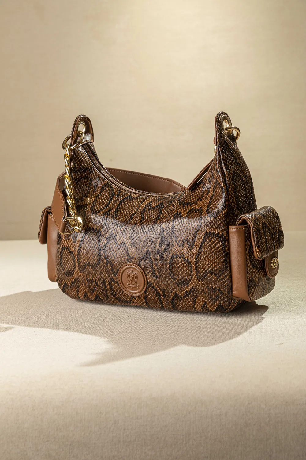 Τσαντάκι ώμου με εξωτερικά τσεπάκια