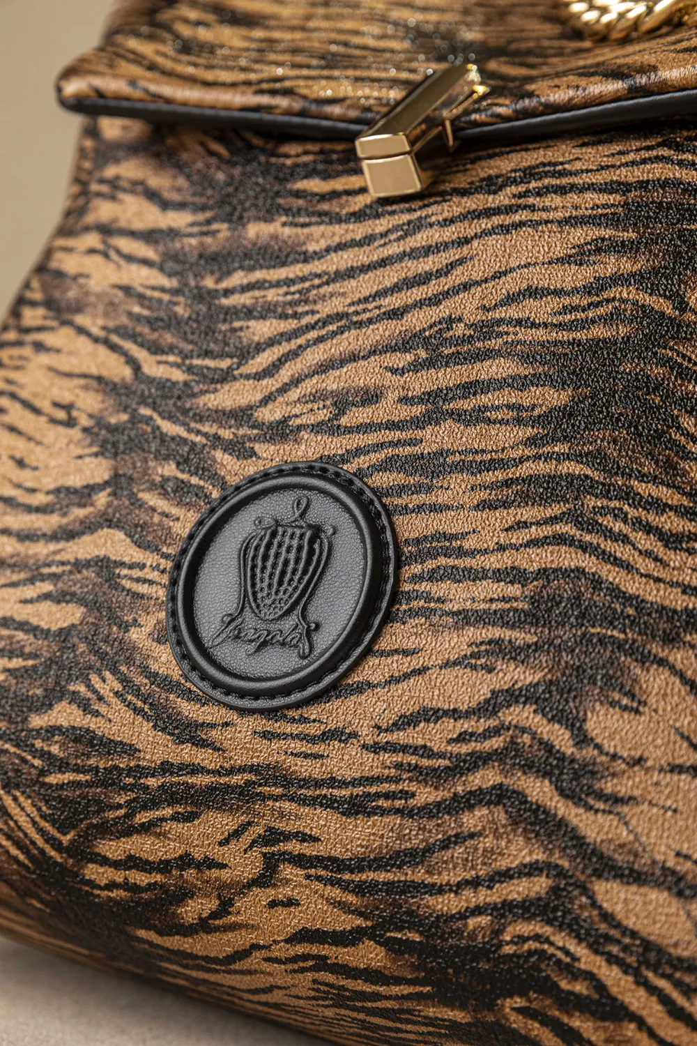 Πανάλαφρη τσάντα ώμου και καπάκι