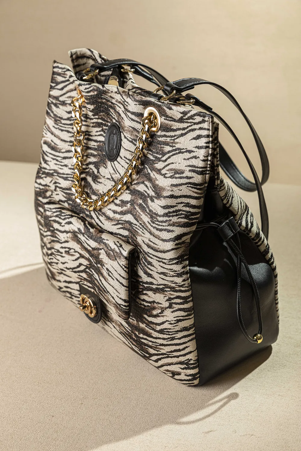 Ελαφριά τσάντα ώμου με διπλό κράτημα