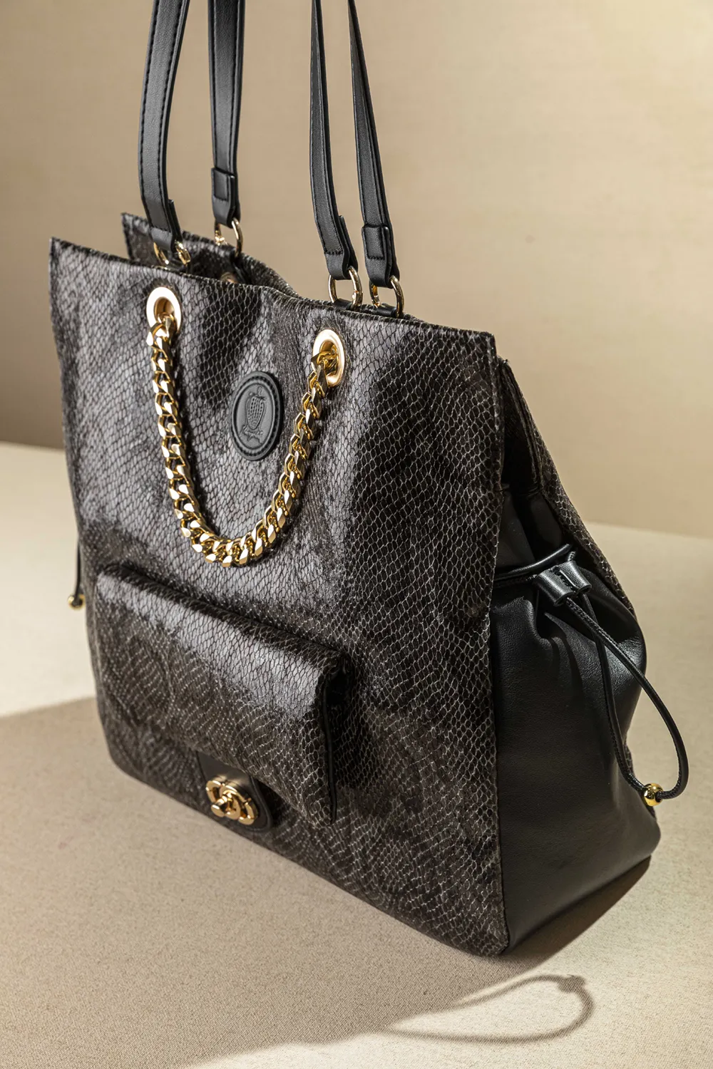 Ελαφριά τσάντα ώμου με διπλό κράτημα