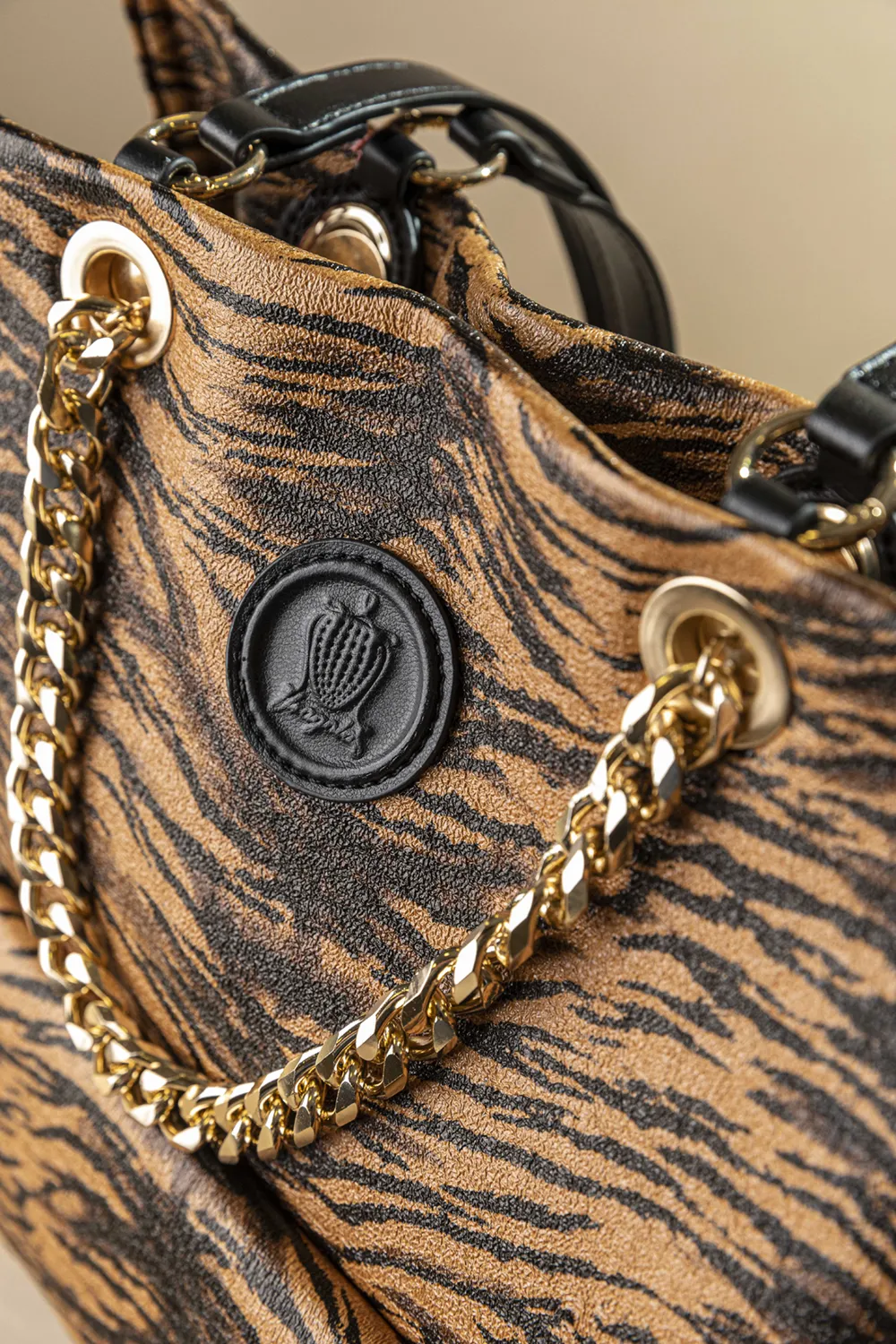 Ελαφριά τσάντα ώμου με διπλό κράτημα