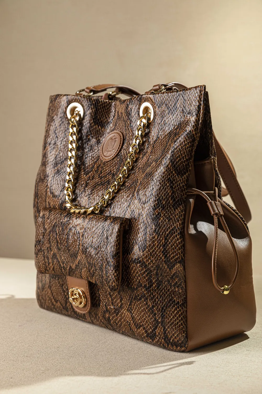 Ελαφριά τσάντα ώμου με διπλό κράτημα