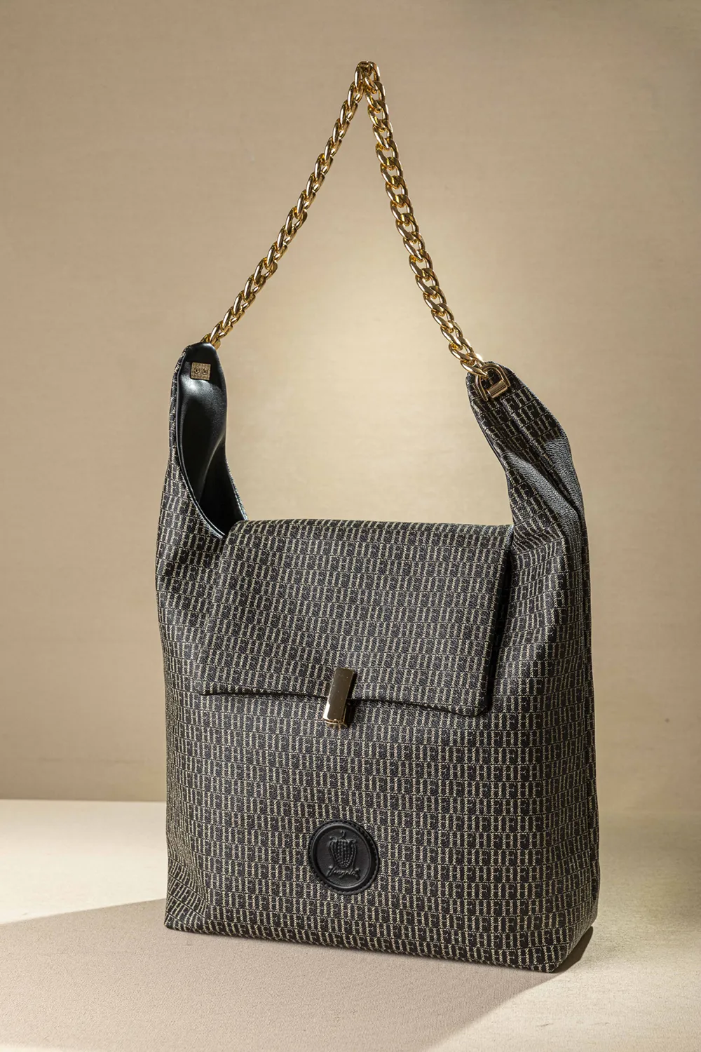 Τσαντάκι ώμου με εξωτερικά τσεπάκια