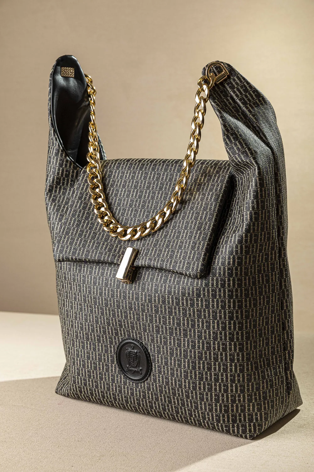 Τσαντάκι ώμου με εξωτερικά τσεπάκια