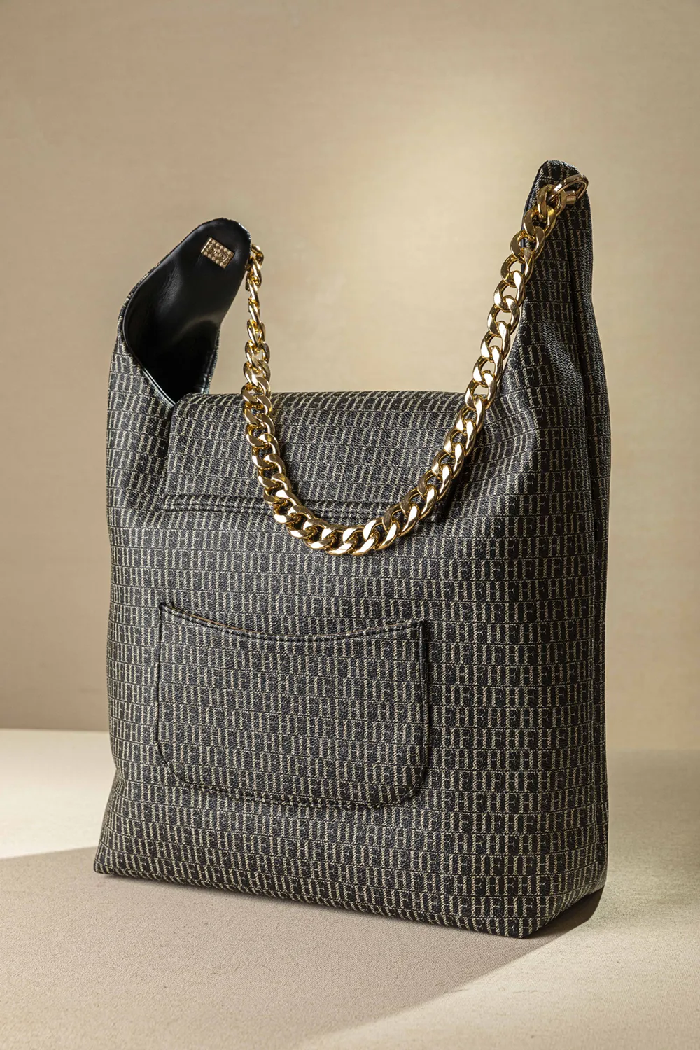 Τσαντάκι ώμου με εξωτερικά τσεπάκια