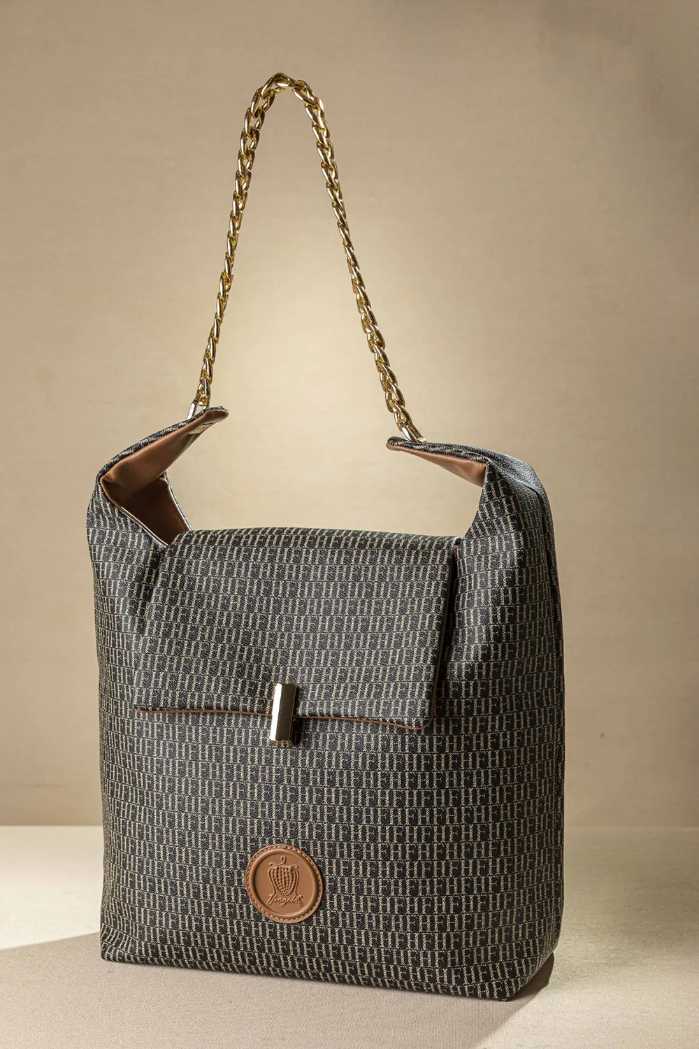 Τσαντάκι ώμου με εξωτερικά τσεπάκια