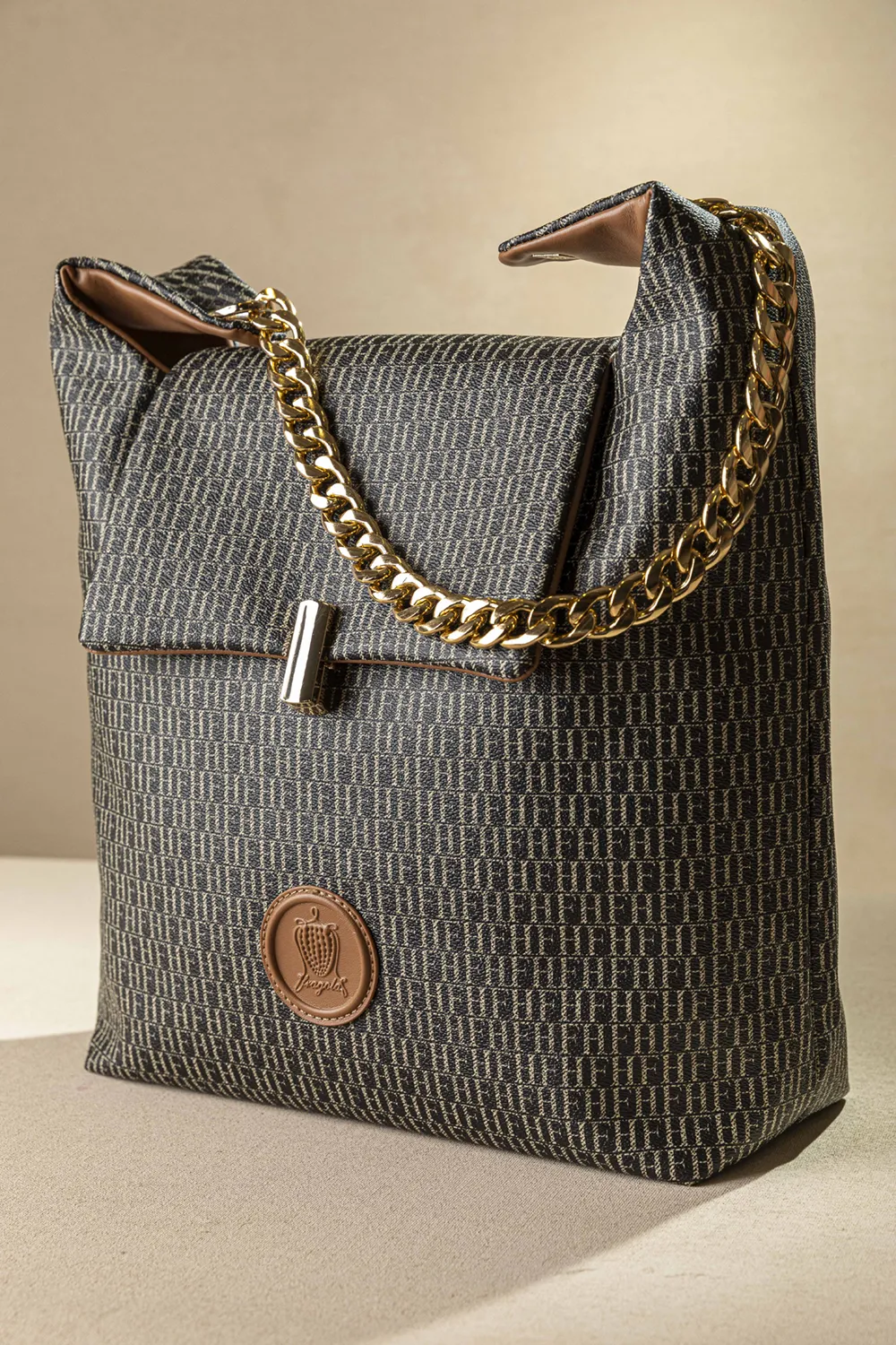 Τσαντάκι ώμου με εξωτερικά τσεπάκια