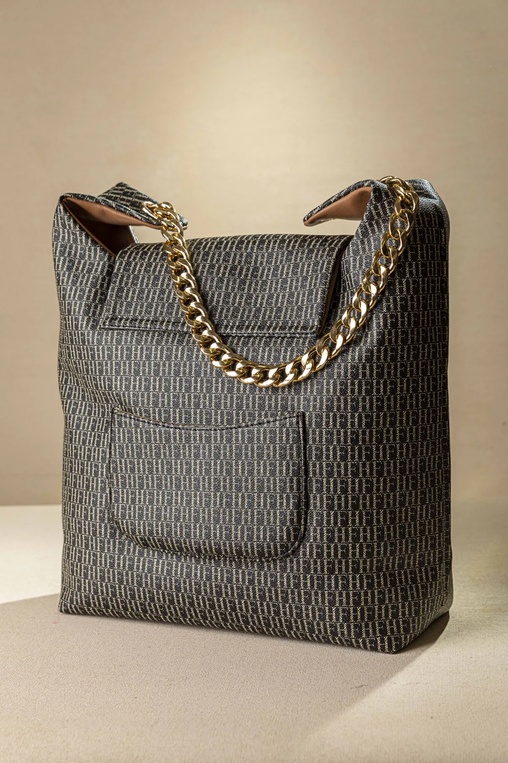 Τσαντάκι ώμου με εξωτερικά τσεπάκια