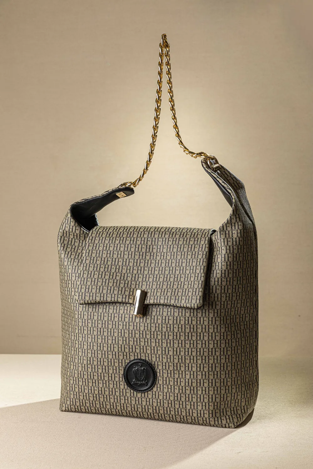 Τσαντάκι ώμου με εξωτερικά τσεπάκια