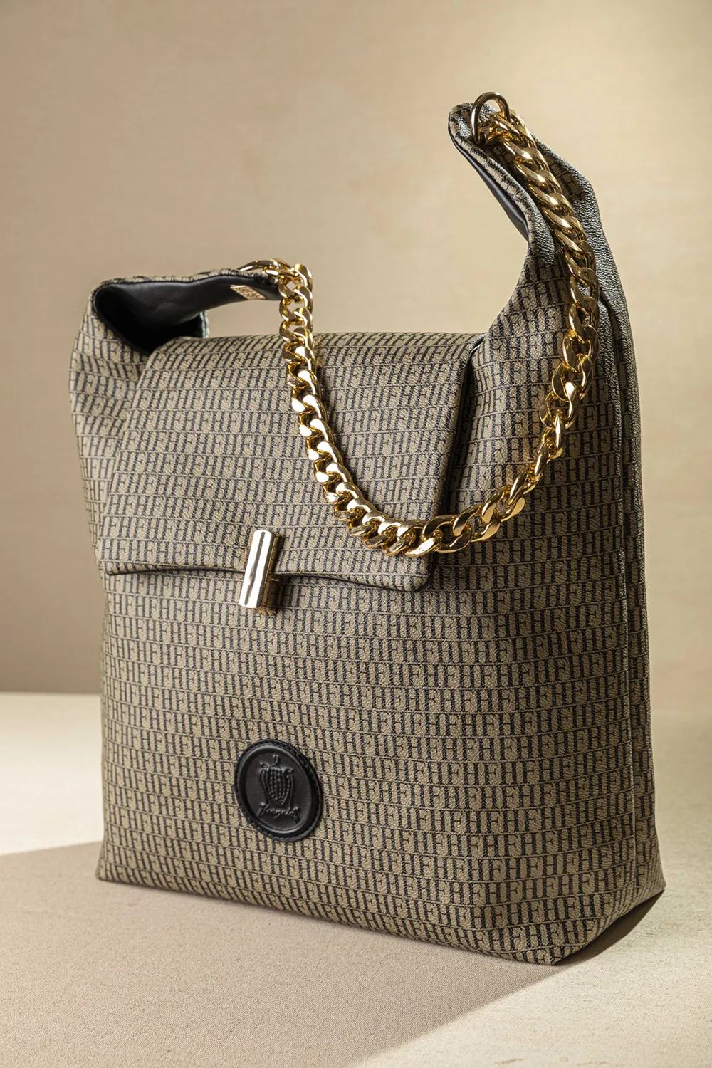 Τσαντάκι ώμου με εξωτερικά τσεπάκια