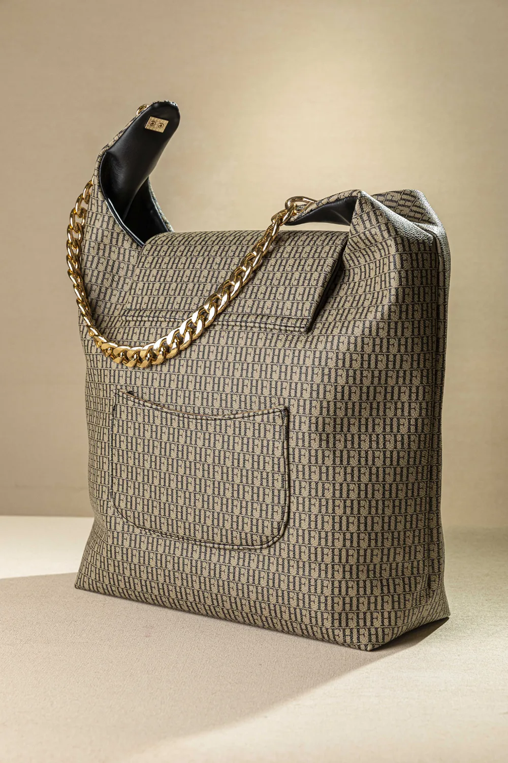 Τσαντάκι ώμου με εξωτερικά τσεπάκια