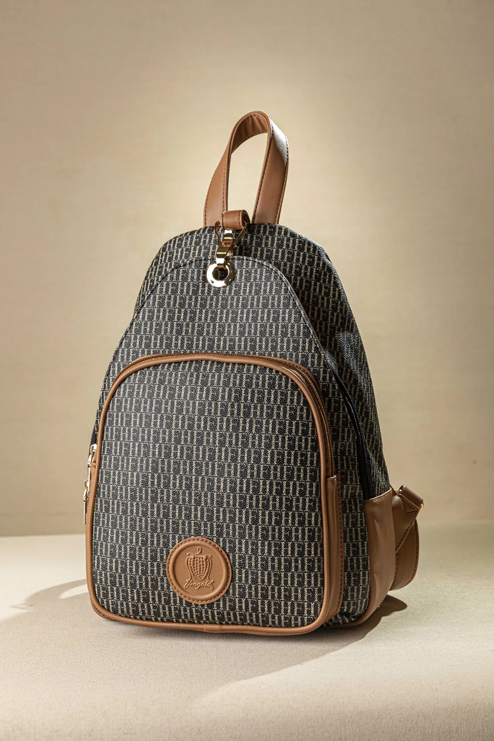 Backpack με πολλές θήκες και casual logo Backpack με πολλές θήκες και casual logo