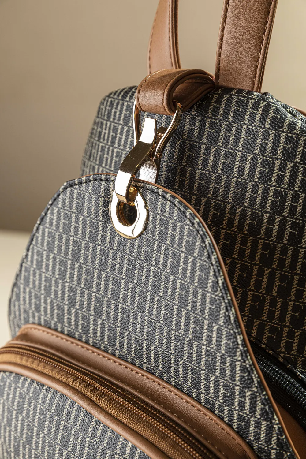 Backpack με πολλές θήκες και casual logo Backpack με πολλές θήκες και casual logo