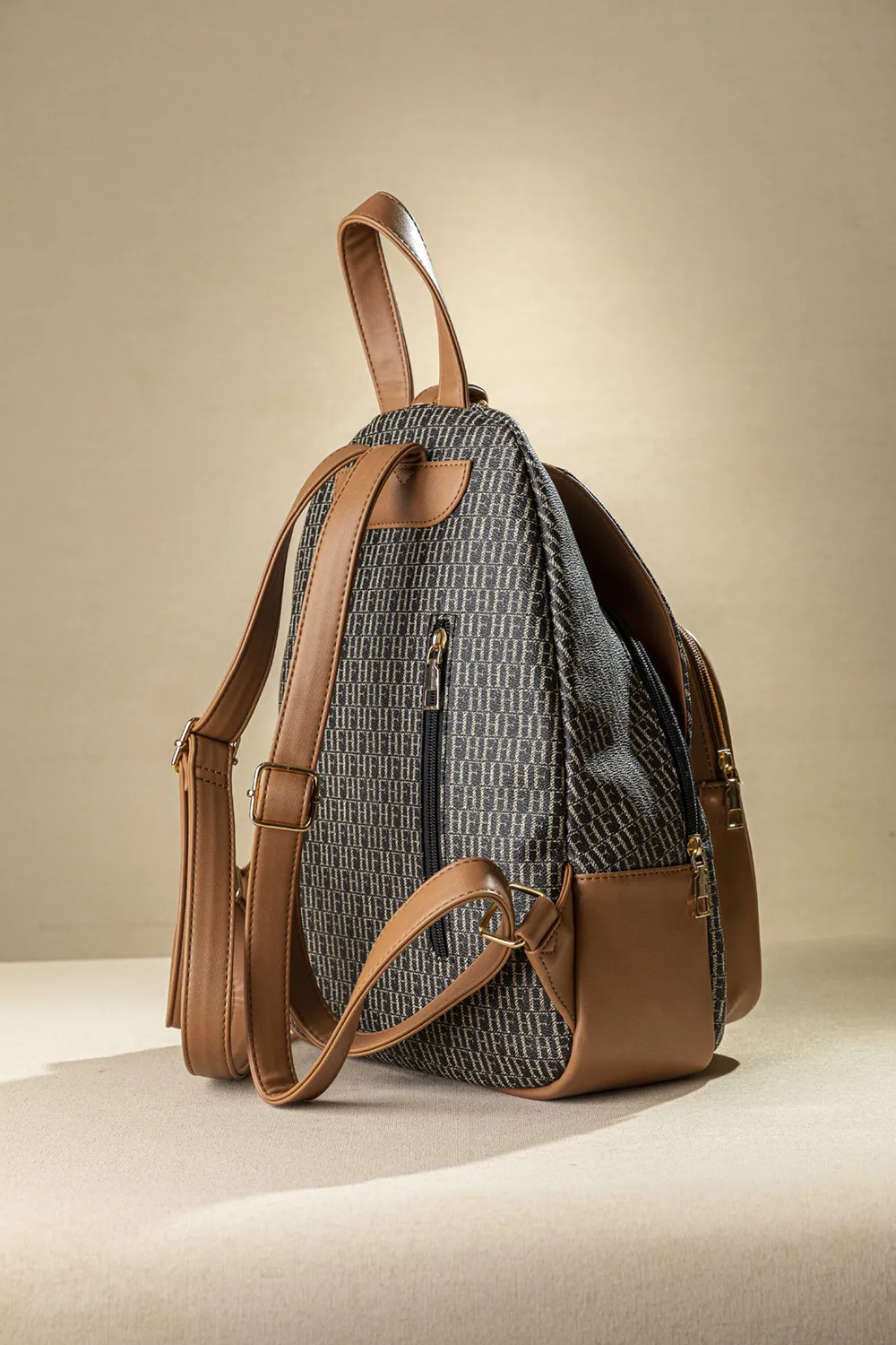 Backpack με πολλές θήκες και casual logo