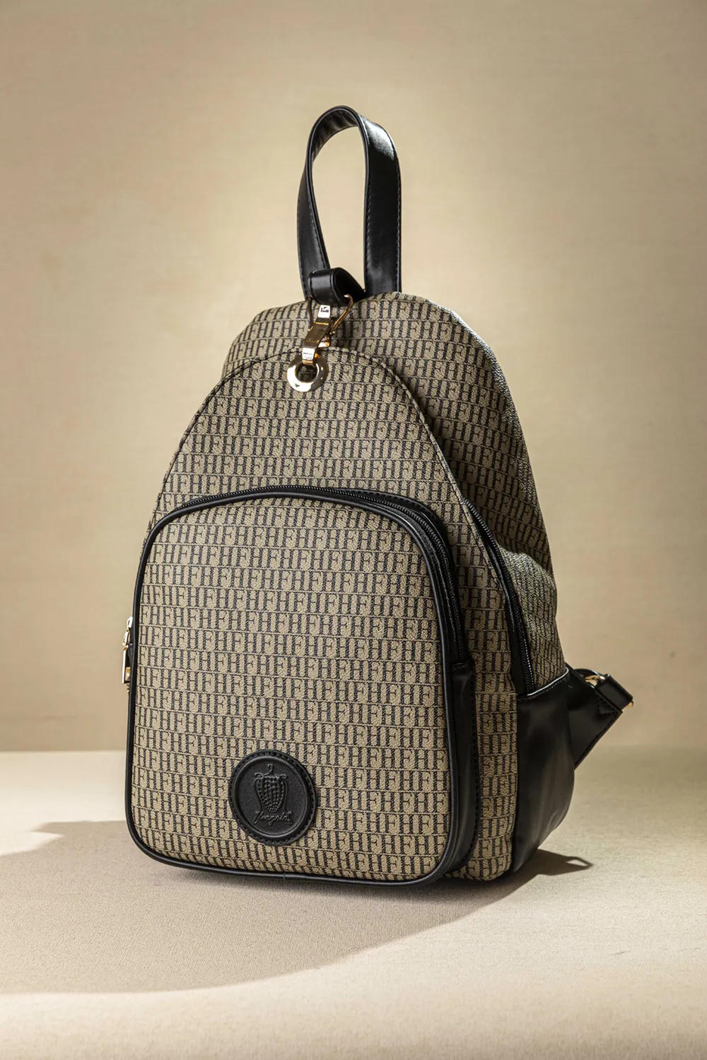 Backpack με πολλές θήκες και casual logo Backpack με πολλές θήκες και casual logo