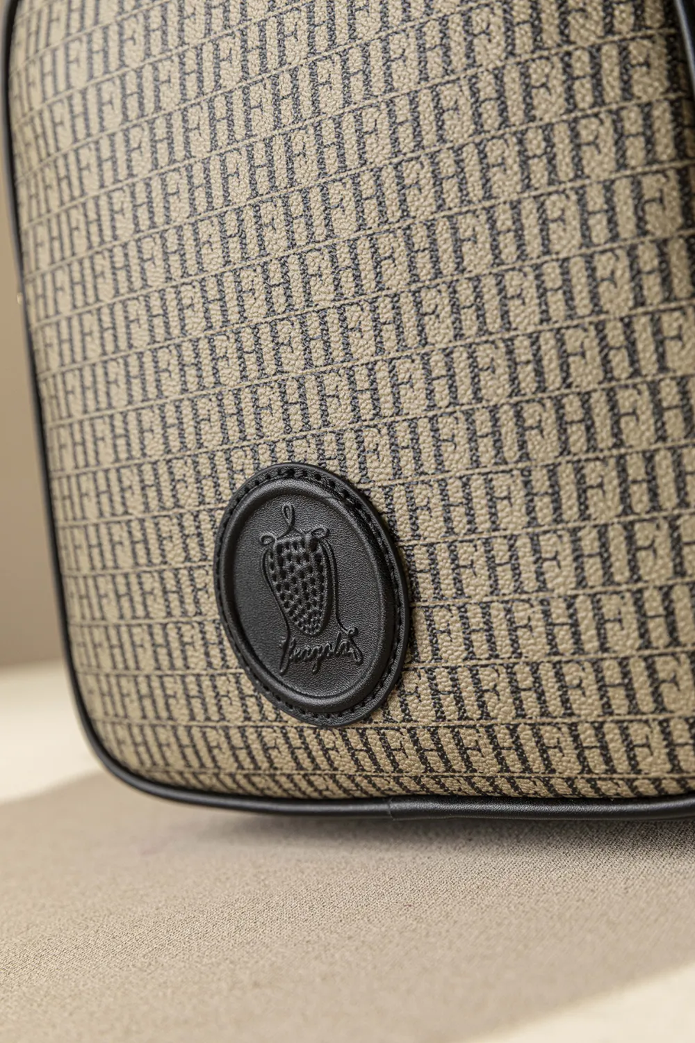 Backpack με πολλές θήκες και casual logo Backpack με πολλές θήκες και casual logo