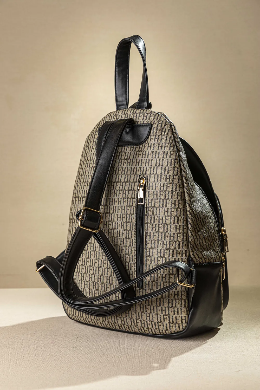 Backpack με πολλές θήκες και casual logo