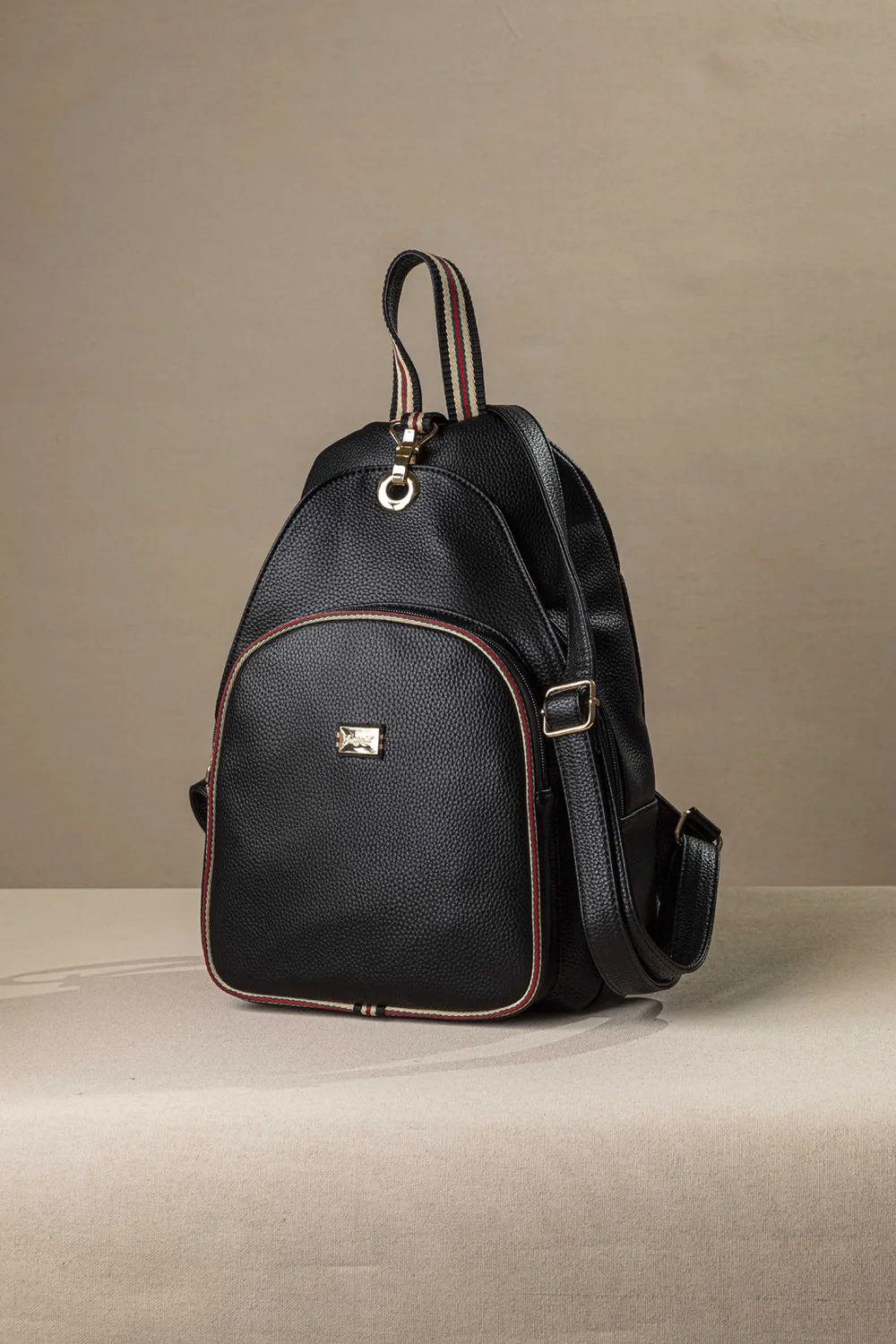 Backpack με πολλές θήκες και casual logo Backpack με πολλές θήκες και casual logo