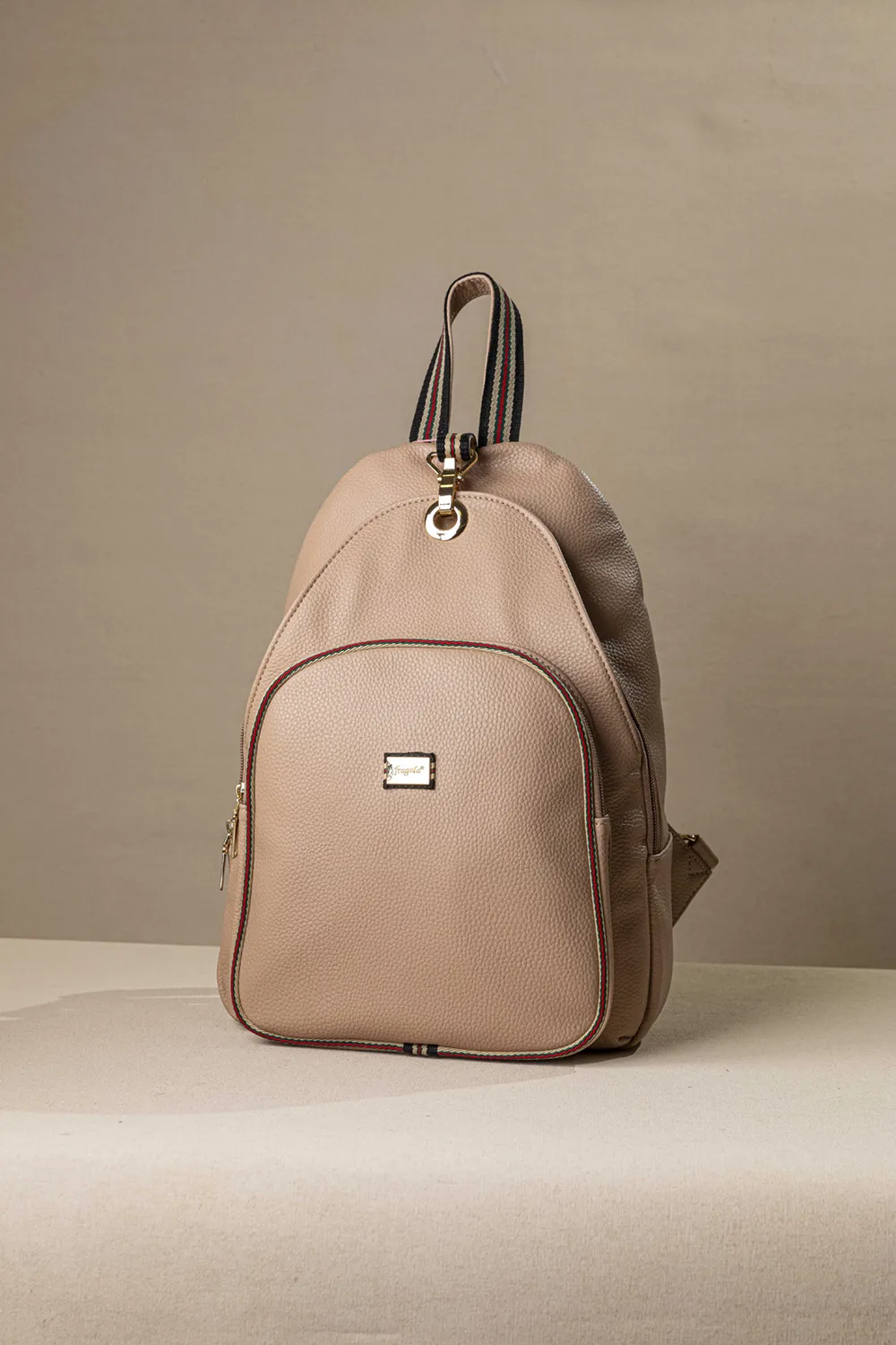 Backpack με πολλές θήκες και casual logo Backpack με πολλές θήκες και casual logo