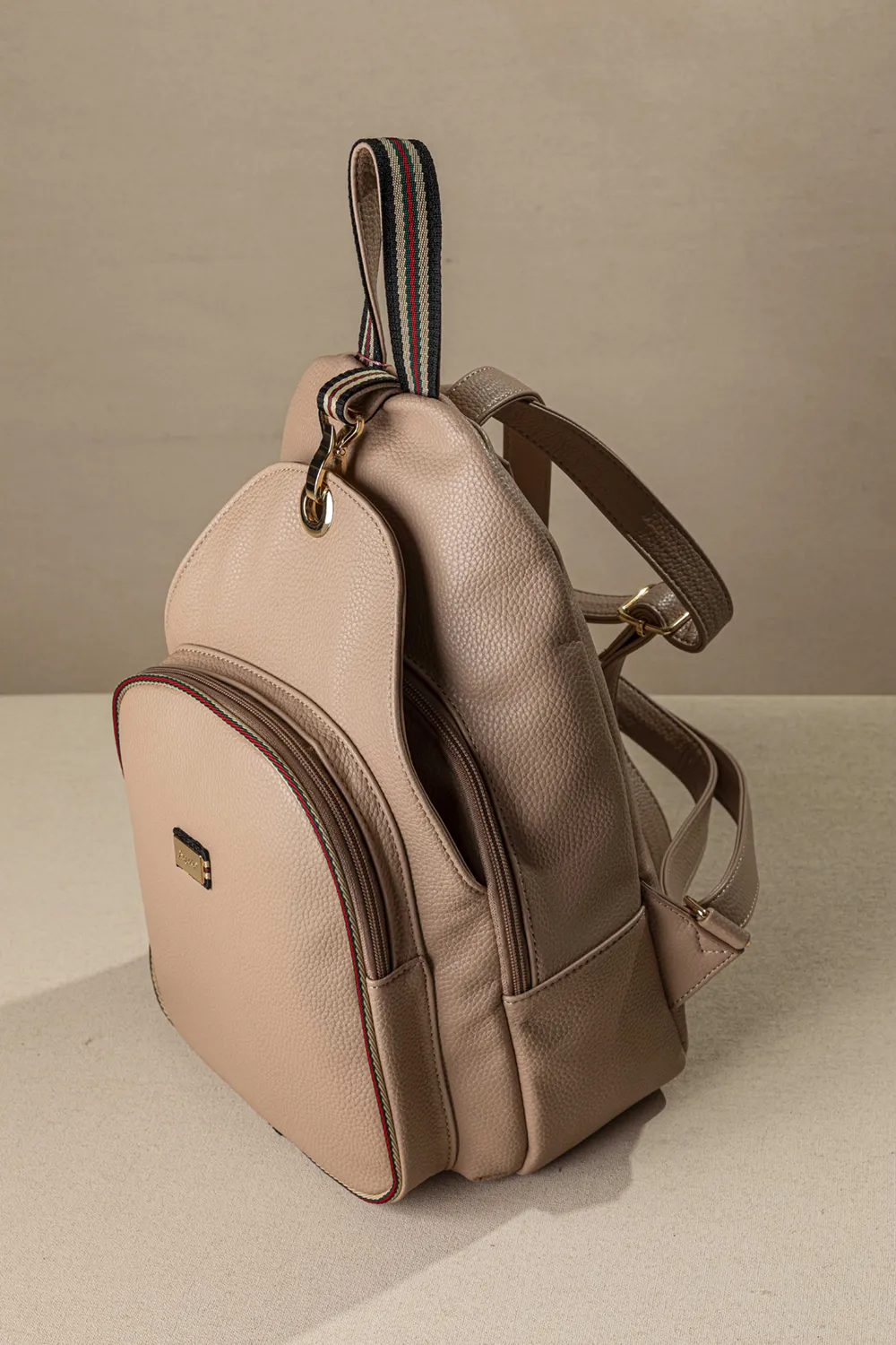 Backpack με πολλές θήκες και casual logo Backpack με πολλές θήκες και casual logo