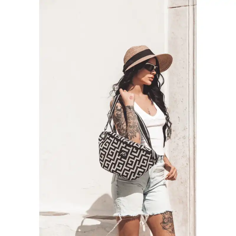 Ασπρόμαυρη χιαστί τσάντα Αντιγόνη (Μεγάλη) Ασπρόμαυρη χιαστί τσάντα Αντιγόνη (Μεγάλη)