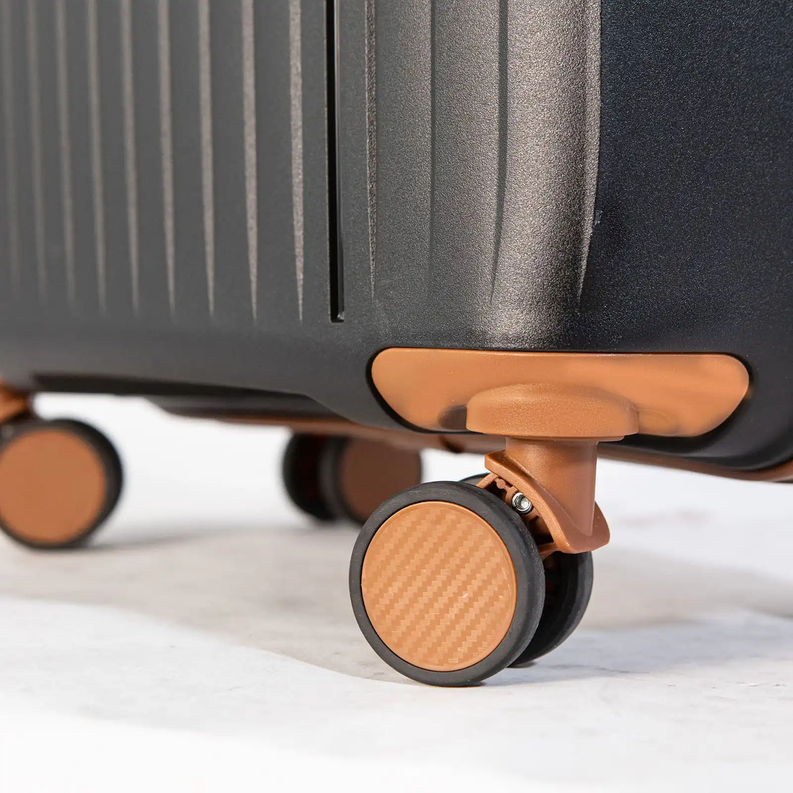 Βαλίτσα σκληρή Newcom (PP) μικρή μεσαία N1596 μαύρο